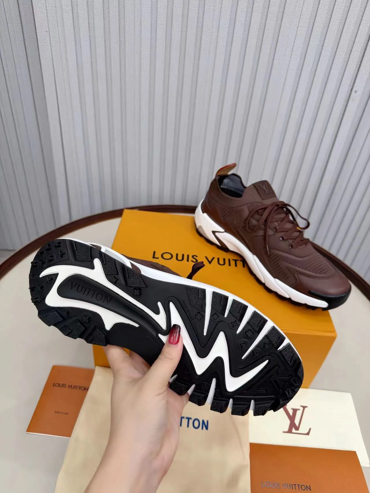 Men's men's shoes pP640! Top version LV Louis Vuitton L Jialu brand Runner Tatic series thick-soled casual sports shoes running shoes original purchase development and production This LV Runner Tatic sports shoe combines fly woven fabric material to interpret the inspiration of traditional mountaineering shoes. The LV letters are written on one side, the Louis Vuitton logo, and the light and wear-resistant rubber outsole complete the whole package. The delivery counter is exquisitely packaged🛍📦 ▪️Fabrics: Original imported custom fly-knit fabric ▪️Inner lining: Original custom-made breathable mesh ▪️Sole: Original molded anti-slip rubber combination material ▪️Sole thickness: 4CM ▪️Size: Men's 39-45
